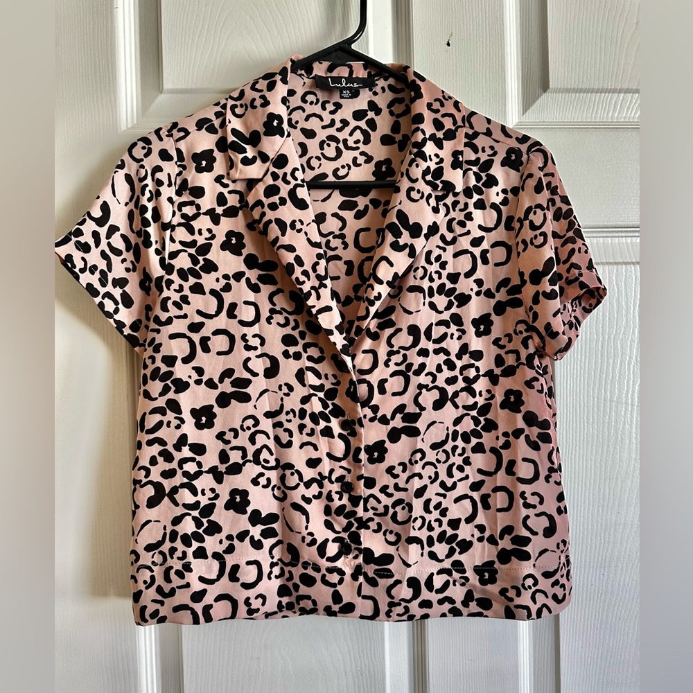 Lulu’s cheetah print blush pink crop top button up size XS. NWOT